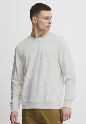 Lys grå sweatshirt lavet af blødt materiale med et subtilt blomstermønster. Rund halsudskæring, lange ærmer, ribbet kant og nederkant.