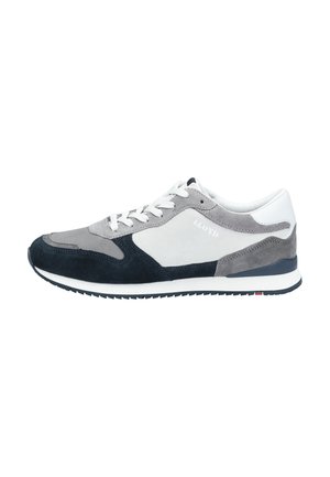 Grå og marineblå ruskinds sneakers med hvide læderdetaljer, mesh-paneler, rund tå og hvide snørebånd. Sort gummisål med røde detaljer.