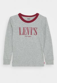 Šedé tričko s dlouhým rukávem a vínovým žebrovaným kulatým výstřihem s nápisem „LEVI'S The Original“ ve vínovém fontu přes hrudník.
