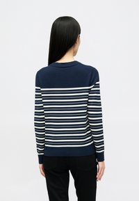 Maglione a maniche lunghe blu navy con strisce bianche orizzontali, colletto e polsini a costine, caratterizzato da una silhouette aderente e una texture morbida.
