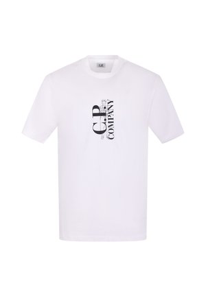 T-shirt bianca a maniche corte con testo verticale nero "C.P. Company" e disegno contornato di una persona con occhiali sul petto.