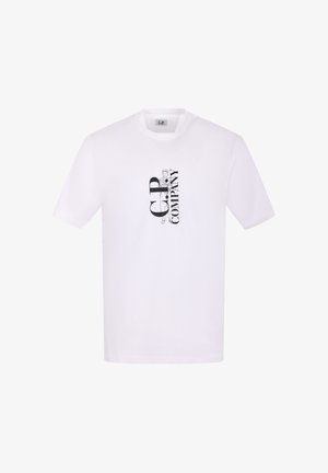 T-shirt bianca a maniche corte con testo verticale nero "C.P. Company" e disegno contornato di una persona con occhiali sul petto.