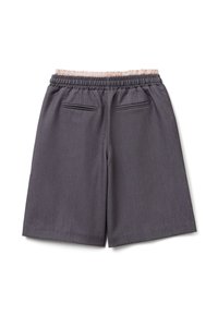 Pantaloncini grigi in tessuto strutturato, con cinturino elastico rosa, tasche a filetto posteriori e vestibilità ampia.