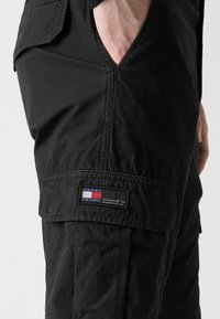 Tommy Jeans ETHAN - Calças cargo - black