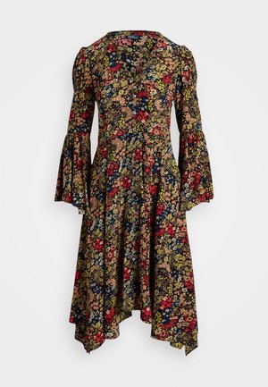 Kjole med blomsterprint, V-udskæring, lange klokkeærmer, knaplukning foran og asymmetrisk kant i røde, blå, gule og grønne nuancer.