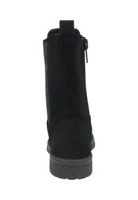 Schwarze Wildleder-Stiefelette mit flacher Sohle, seitlichem Reißverschluss, leicht gepolstertem Schaft und minimalen Nähdetails.