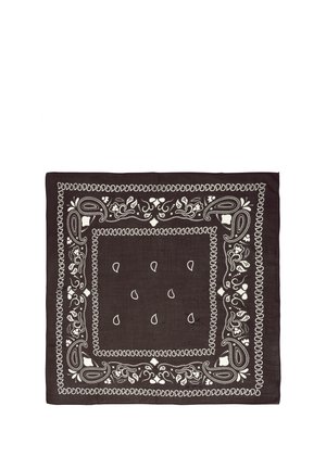 Štvorcový tmavohnedý bandana s bielymi paisley a kvetinovými vzormi pozdĺž okrajov a rozptýlenými kvapkovými tvarmi v strede.