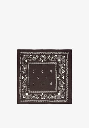 Štvorcový tmavohnedý bandana s bielymi paisley a kvetinovými vzormi pozdĺž okrajov a rozptýlenými kvapkovými tvarmi v strede.