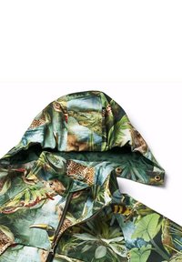 Hættetrøje med et livligt grønt mønster, der har vilde dyr og bladmønstre. Fremstillet af vandtæt materiale; inkluderer en frontlynlås og trykknapper.