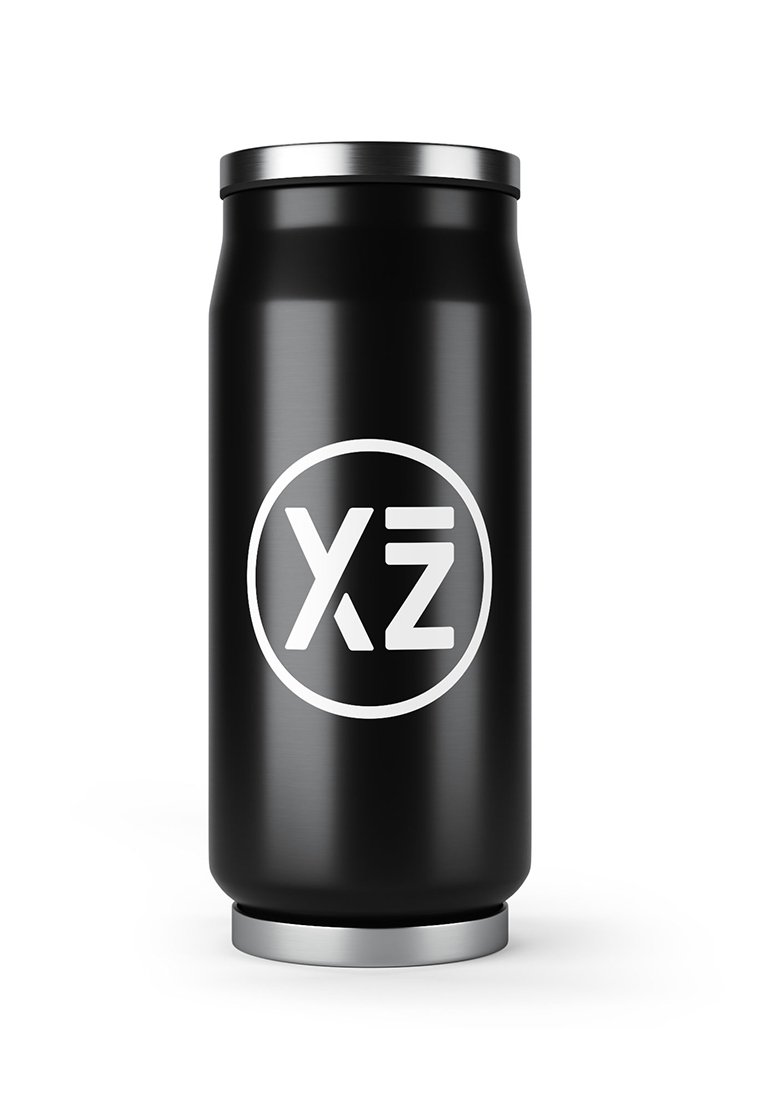 Un tarro de acero inoxidable negro con una textura suave y un logotipo circular que presenta "XZ". La base es plateada y tiene un diseño elegante.