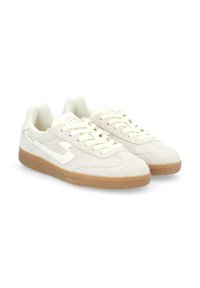 Zapatillas de gamuza beige con detalles en cuero blanco, punta redonda y suela de goma texturizada. Presentan cierre con cordones y una marca en el lateral.