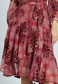 Blumen Chiffonkleid in Rosa- und Marron-Nuancen, mit einem kaskadierenden, gerafften Saum, einem Bindegürtel und aufwendigen Blumenmustern überall.