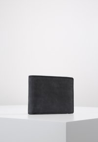 Portefeuille noir en cuir avec une texture douce, de forme rectangulaire et avec des coutures minimales. Design simple, sans matériel ou accents visibles.