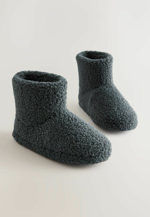 Dunkelgraue, samtige Hausschuhstiefel aus strukturiertem Stoff, mit einem hohen Knöchledesign und einer abgerundeten Zehenpartie für Wärme und Komfort.