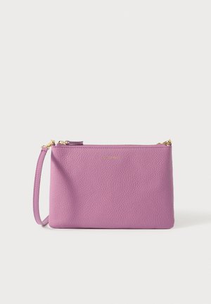 Pochette in pelle lilla con superficie strutturata, cerniera dorata e sottile cinturino da polso. Forma rettangolare semplice, senza motivi o decorazioni visibili.