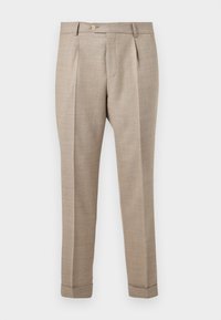 Pantalon beige pour homme, tailleur, avec plis sur le devant, passants pour ceinture, fermeture par boutons, et ourlets retroussés, présenté sur fond blanc.
