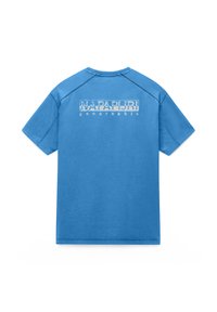 T-shirt bleu à manches courtes avec un logo blanc délavé "NAPAPIJRI geographic" imprimé en travers du haut du dos.