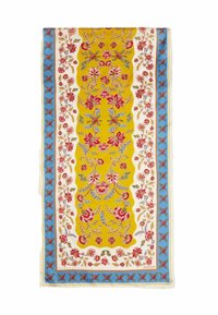 Květinový šátek s jasně žlutým středem zdobeným složitými červenými a modrými vzory, lemovaný světle modrým a bílým okrajem.