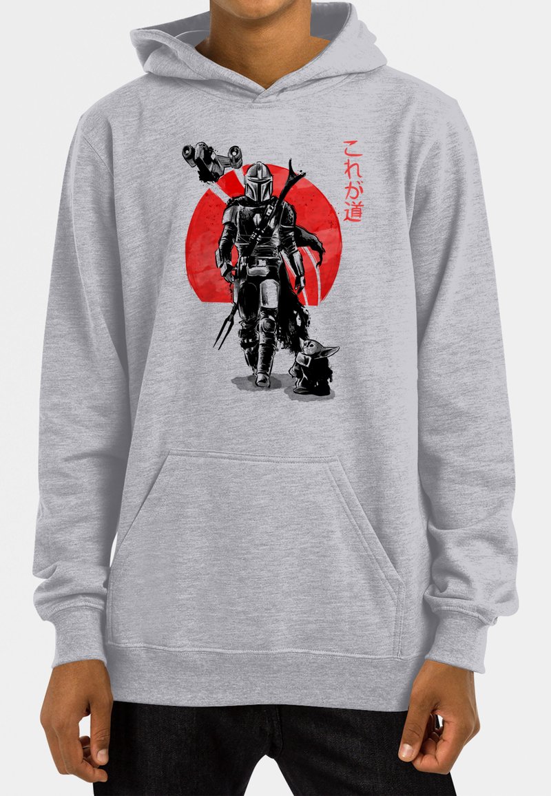 Grå hoodie med en grafik av en rustad karaktär mot en cirkulär röd bakgrund och en liten karaktär, tryckt i svart och rött.