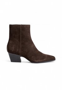 Ruskean mokkanahkainen nilkkaboots, jossa on terävä kärki, keskipitkä korko ja sileä pinta. Ominaisuuksiin kuuluu siisti siluetti ja ommeltu yksityiskohta.