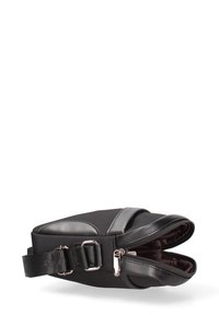 Borsa a tracolla nera realizzata in materiale sintetico, con superficie texturizzata, chiusura con zip, tracolla regolabile e dettagli in pelle lucida.