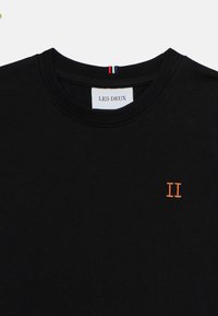 T-shirt en coton noir avec col rond, broderie subtile "II" orange sur la poitrine, et col en tricot plat avec un accent rouge et bleu.