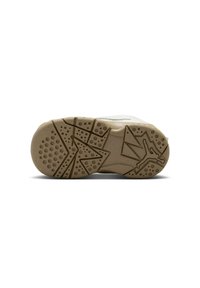 Podeszwa sneakersów w jasnobrązowym gumowym materiale z teksturowanymi wzorami, w tym kropkami i kątowymi wzorami. Zawiera wzór logo.