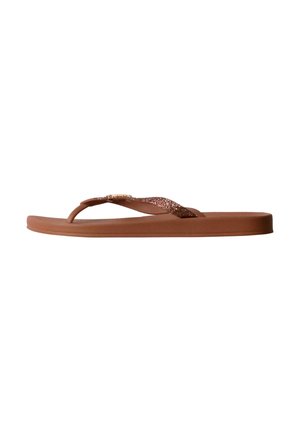 Eine einzelne braune flache Flip-Flop-Sandale mit glitzernden Riemen und einer kleinen goldfarbenen dekorativen Schnalle am Riemen, von der Seite gezeigt.