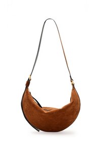 Braune Wildleder-Schultertasche in Mondsichelform mit schwarzem Lederriemen und goldfarbenen Metallakzenten. Glatte Oberfläche, oberer Reißverschluss.