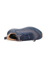 Marineblaue Sportschuhe mit Strickoberfläche, kontrastierenden sandfarbenen Akzenten, Gummisohle und Schnürverschluss mit einer Zuglasche an der Ferse.