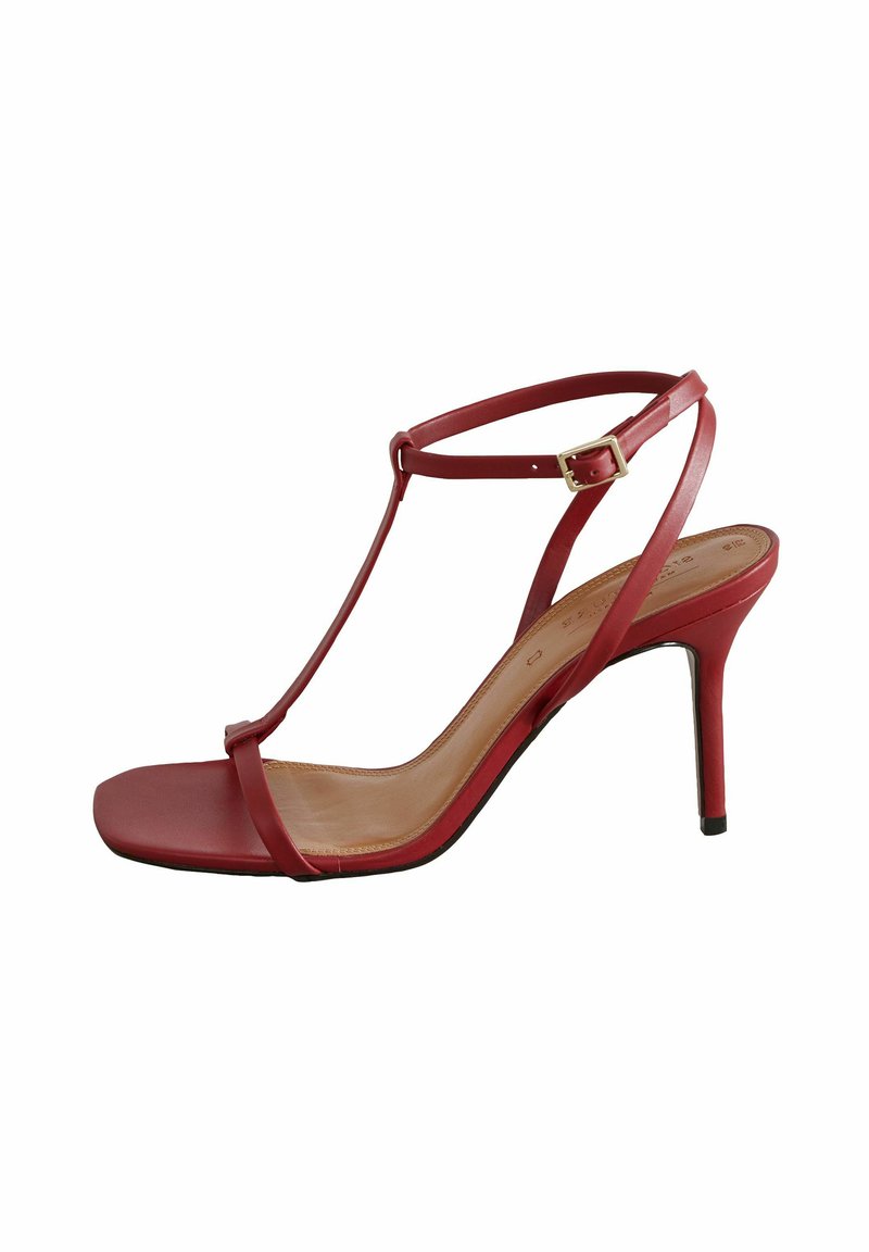 Sandal con tacco alto in pelle rossa, con punta squadrata, sottili cinturini, fibbia alla caviglia e superficie liscia.