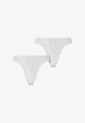 Witte kant stringetjes, met bloemmotieven en een delicate geschulpte rand. Twee paar weergegeven, die de ingewikkelde details en transparantie benadrukken.