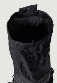 Schwarzer Nylon-Rucksack mit zylindrischer Form und Kordelzugverschluss. Das Innere hat ein weiches, dunkles Futter und bietet einen geräumigen Stauraum.