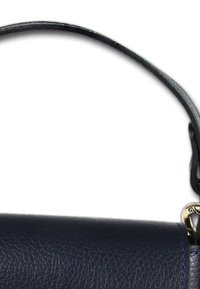 Sac à main en cuir marine avec une texture lisse, anse courbée et accent en or au point de fixation. Design minimaliste avec des lignes épurées.