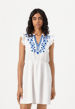 Weißes kurzes Kleid mit blauer Blumenstickerei, Rüschensleeves und einem V-Ausschnitt. Der Stoff wirkt leicht und weich mit einem elastischen Taillenbund.