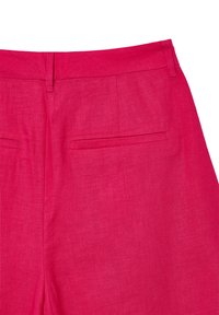Pantaloni in lino fucsia con una texture liscia, dotati di due tasche posteriori e una cintura piatta. Design semplice e pulito senza decorazioni.