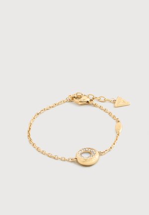 Gullkjede armbånd med rund anheng dekorert med klare krystaller og en hummerlås, inkludert en liten trekantet merkelapp.