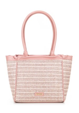 Roze en beige geweven totebag met lange hengsels en een kleine rechthoekige metalen logo-plaat aan de voorkant in het midden.