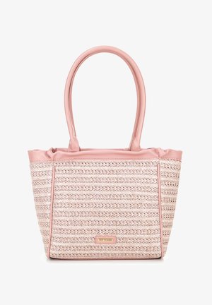 Rosa-beige gewebte Tragetasche mit langen Griffen und einer kleinen rechteckigen Metall-Logo-Plakette mittig vorne.