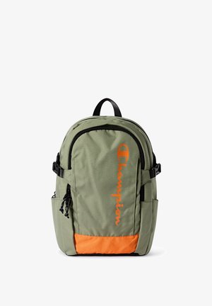 Zaino in tessuto verde tenue con un grande logo "Champion" arancione. Presenta tasche laterali, cerniere nere e un pannello inferiore arancione a contrasto.