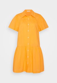Robe chemise en coton orange avec des manches courtes à volants, fermeture à boutons sur le devant et jupe à volants froncée. Présente un col classique et une texture subtile.