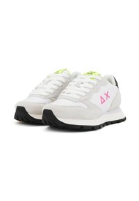 Scarpe da ginnastica bianche con accenti in suede grigi, suola in gomma nera e dettagli in verde neon e rosa sulla linguetta e sul logo laterale.
