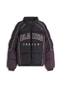 Černá a fialová péřová bunda s vysokým límcem, předním zipem a výrazným nápisem "BLAZED TRAILS". Ozdobena bílými stehy.