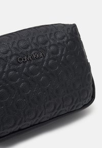 Calvin Klein MUST BLOCK HARNESS - Sac bandoulière - black tonal mono