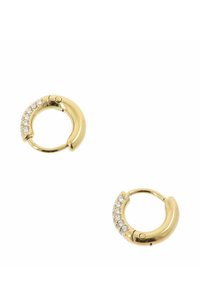 Złote kolczyki-koła o gładkim, zakrzywionym kształcie z rzędem małych, przezroczystych kryształków po jednej stronie. Polerowane wykończenie metalu.