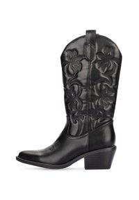 Botas de vaquero de cuero negro con punta afilada, intrincados bordados florales y tacón apilado. Cuenta con una Lengüeta para facilitar su uso.