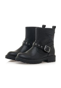 Botas de tobillo negras de cuero con un panel de tela texturizada. Presenta una correa con hebilla y tachuelas plateadas en el tobillo. Diseño de tacón ancho.