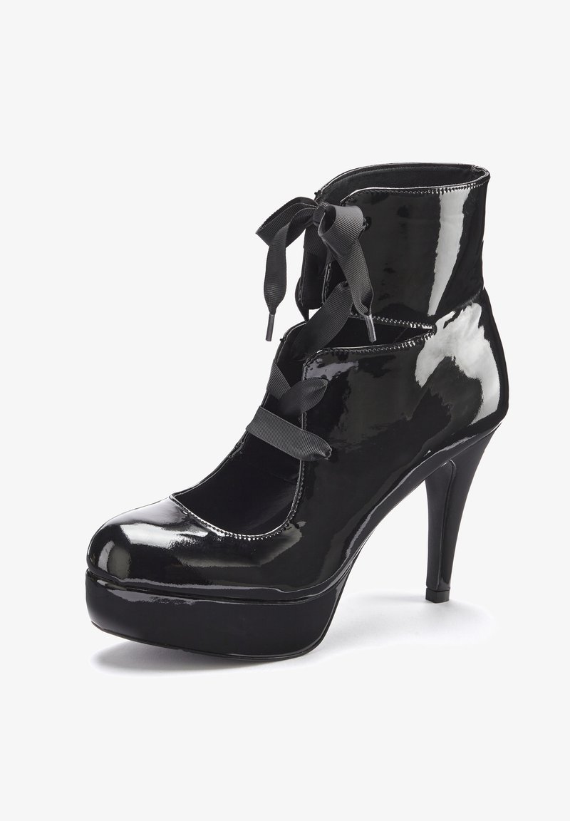 Schwarze Lackleder-Stiefelette mit abgerundeter Zehenpartie, hohem Stiletto-Absatz, Plattformsohle und Schleifen-Akzenten an den Schnürsenkeln. Glatte, glänzende Oberfläche.