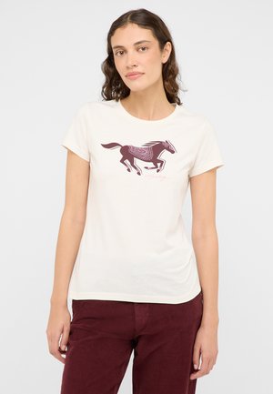 Weißes Baumwoll-T-Shirt mit einem burgunderfarbenen Pferde-Graphic und einem detaillierten Muster. Rundhalsdesign, kurze Ärmel, taillierte Passform.