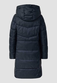 Manteau matelassé bleu marine avec capuche, présentant un motif en chevrons, des manches longues et une coupe droite. Texture lisse et brillante.